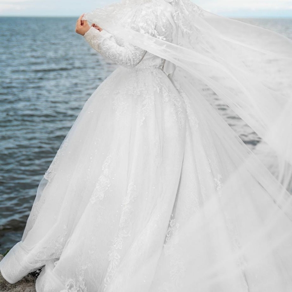 Wedding dress - Picture 2 of 5